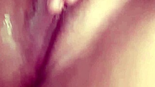 Flagrei Minha Namorada No Banho Pelada Ensaboando Seu Lindo Corpo Nu E Fui Me Masturbar Ate Gozar