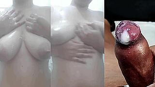 Flagrei Minha Namorada No Banho Pelada Ensaboando Seu Lindo Corpo Nu E Fui Me Masturbar Ate Gozar