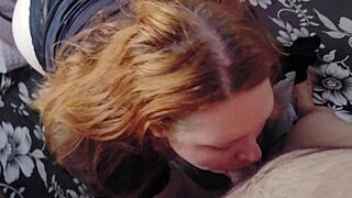ruiva gostosa chupando vibrador e sendo fodida