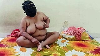 Desi virgin girl her 1st work in the hotel
