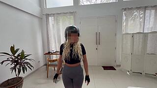 tipping the big fat ass delivery girl to let me fuck her pussy