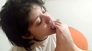 Doble amputada se chupa el pie in foot fetish scene