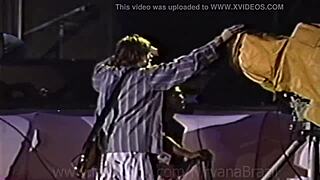Kurt cobain cuspindo nas câmeras da rede globo ao vivo hollywood rock festival - 23 01 1993