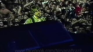 Kurt cobain cuspindo nas câmeras da rede globo ao vivo hollywood rock festival - 23 01 1993