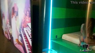 Famosinha do tik tok dá buceta no pelo e plug no cu