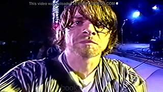 Kurt cobain cuspindo nas câmeras da rede globo ao vivo hollywood rock festival - 23 01 1993
