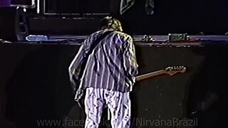 Kurt cobain cuspindo nas câmeras da rede globo ao vivo hollywood rock festival - 23 01 1993