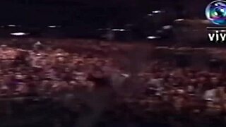 Kurt cobain cuspindo nas câmeras da rede globo ao vivo hollywood rock festival - 23 01 1993
