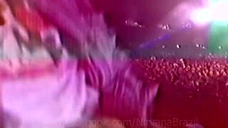 Kurt cobain cuspindo nas câmeras da rede globo ao vivo hollywood rock festival - 23 01 1993