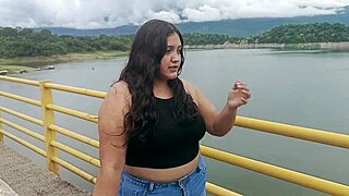 chica abandonada recibe ayuda de un extraño amable