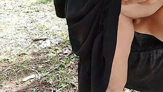 2 gostosas se exibindo na rua em jardim publico