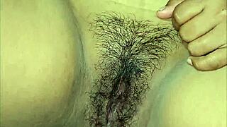 Joven hijastra su co�o peludo es afeita por padrastro para luego follar antes que llegue la mama