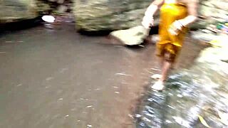 बुड्डी चाची को जंगल में तालाब में नहाते टाइम पब्लिक के बीच चुदाई किया